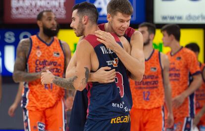 Vildoza celebra con Giedraitis el triple del triunfo del Baskonia ante el Valencia