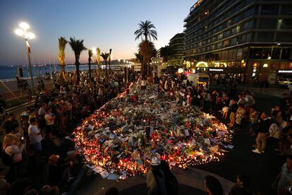 En verano, la localidad francesa de Niza se llenó de velas para honrar a los 84 muertos provocados por un ataque terrorista reivindicado por el Estado Islámico (ISIS). 