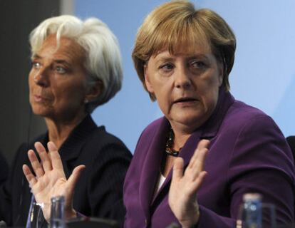 La cancillera alemana Angela Merkel con la directora gerente del Fondo Monetario Internacional, Christine Lagarde en una rueda de prensa en la cancillería en Berlín