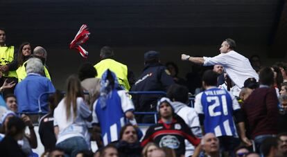 Un atlético lanza su bufanda a los seguidores del Deportivo.