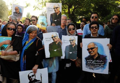 Participantes en el homenaje al director Abbas Kiarostami, en Teherán.
