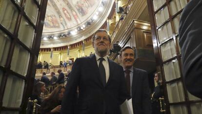 Mariano Rajoy ao sair do salão do Congresso após ser escolhido como primeiro-ministro.