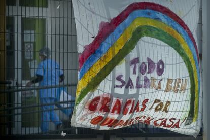 Una pancarta dibujada por los usuarios del centro de mayores Monte Tabor, en la localdiad sevillana de Bollullos de la Mitación.