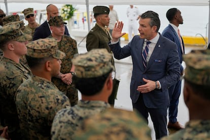 Pete Hegseth habla con tropas estadounidenses este 8 de abril en Panamá.