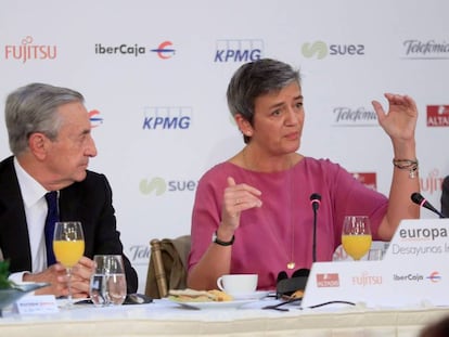  La comisaria europea de Competencia, Margrethe Vestager junto al presidente de la CNMC, José María Marín