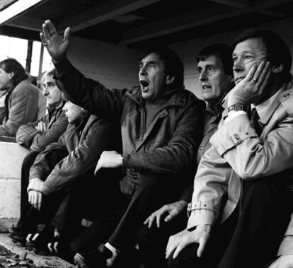 Alex Ferguson (a la derecha) durante su primer partido como entrenador del Manchester United.