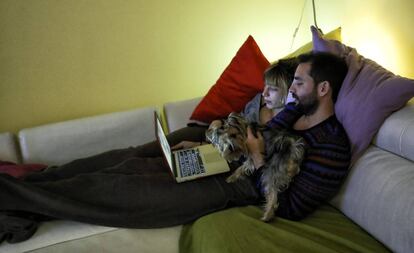 Una pareja ve una película en el ordenador portatil. 