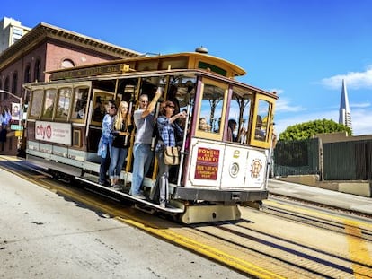 Tranv&iacute;a en una de las cuestas de San Francisco. 