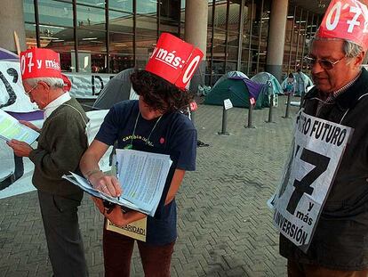 Acto de protesta de la Plataforma del 0,7 en Madrid en 1999.