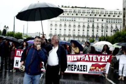 Miembros del sindicato comunista PAME participan en una protesta contra el decreto de movilizacin forzosa de profesores de secundaria emitido por el Ejecutivo del conservador Andonis Samar, en Atenas (Grecia). EFE/Archivo