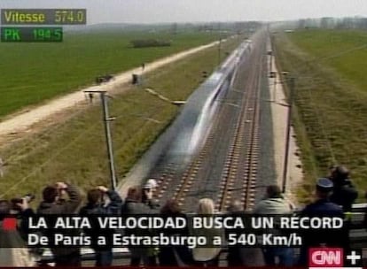 A lo largo de toda la lnea, centenares de personas y decenas de representantes de los medios de comunicacin asistan al evento.