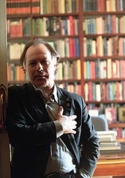 Javier Marías en su casa de Madrid.