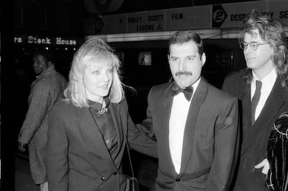 Mary y Freddie fotografiados en una fiesta en Londres celebrada en enero de 1986. Mary también rehizo su vida pese a mantener su estrecha amistad con Freddie y tuvo dos hijos con un empresario. Del primero, Freddie fue padrino. El segundo nació poco después de la muerte del cantante.