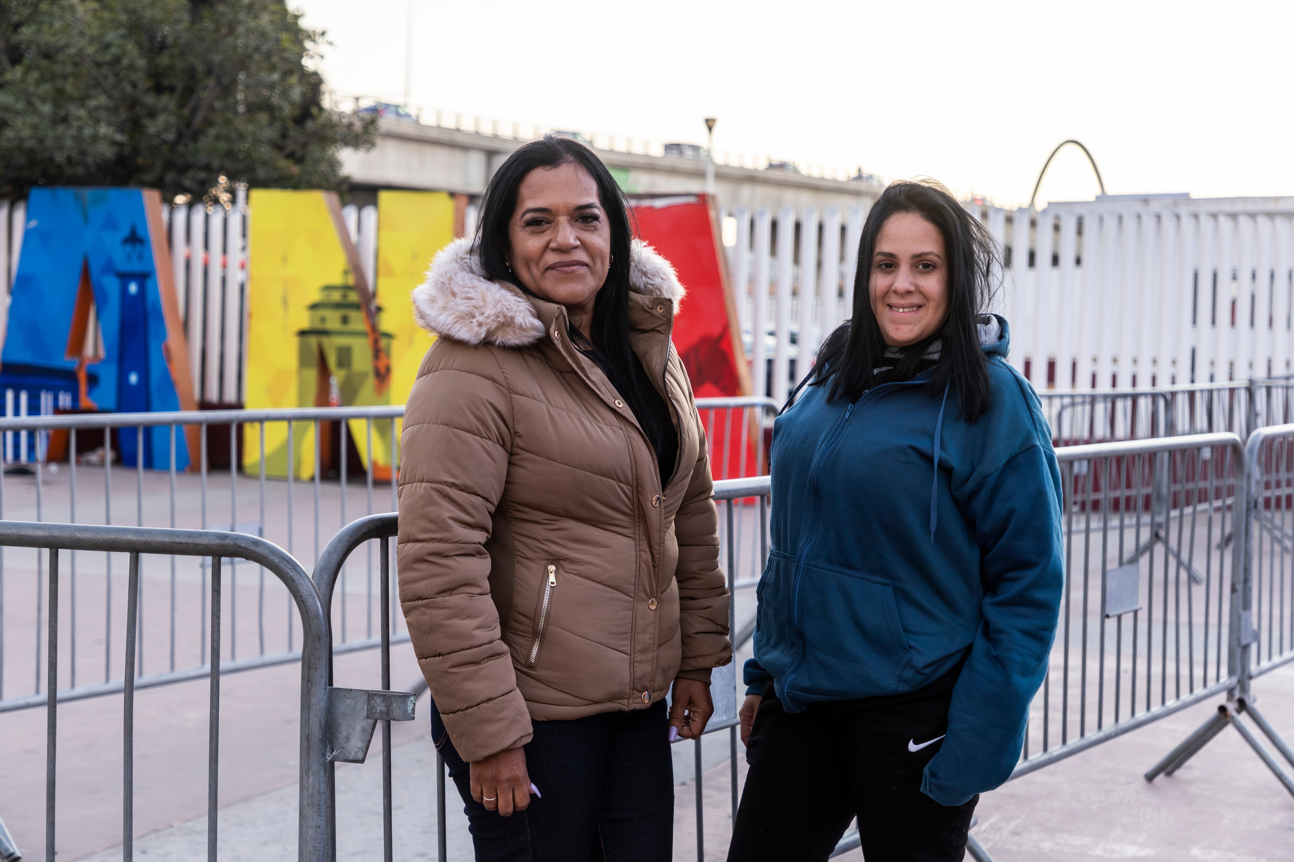 Belkis y Dayana, de Venezuela, tienen cita en el puerto fronterizo de El Chaparral, en Tijuana, Baja California, pocas horas antes de la llegada de Donald Trump.