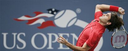 Roger Federer saca durante la semifinal que le enfrentó el sábado a Novak Djokovic.