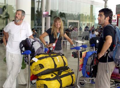 Los turistas españoles Lola Herreros y Pedro Pérez (a la derecha), entre otros, a su llegada al aeropuerto de Delhi procedentes de Leh.