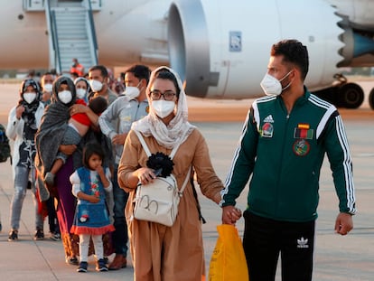 La capitana del equipo de baloncesto de sillas de ruedas de Afganistán, Nilofar Bayat, en la base aérea de Torrejón junto a su esposo Ramish tras aterrizar ayer en el segundo avión español para refugiados afganos.