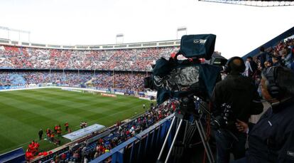 C&aacute;maras de televisi&oacute;n en un campo de f&uacute;tbol.