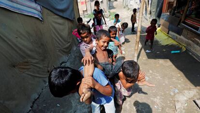 Niños rohingyá juegan este jueves fuera de sus chozas, en Nueva Delhi.