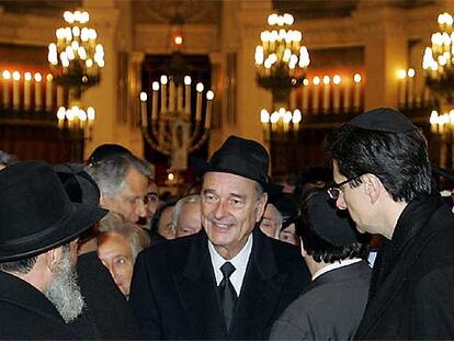 Jacques Chirac, en el centro, asiste al funeral celebrado en la Gran Sinagoga de la Victoria de París.