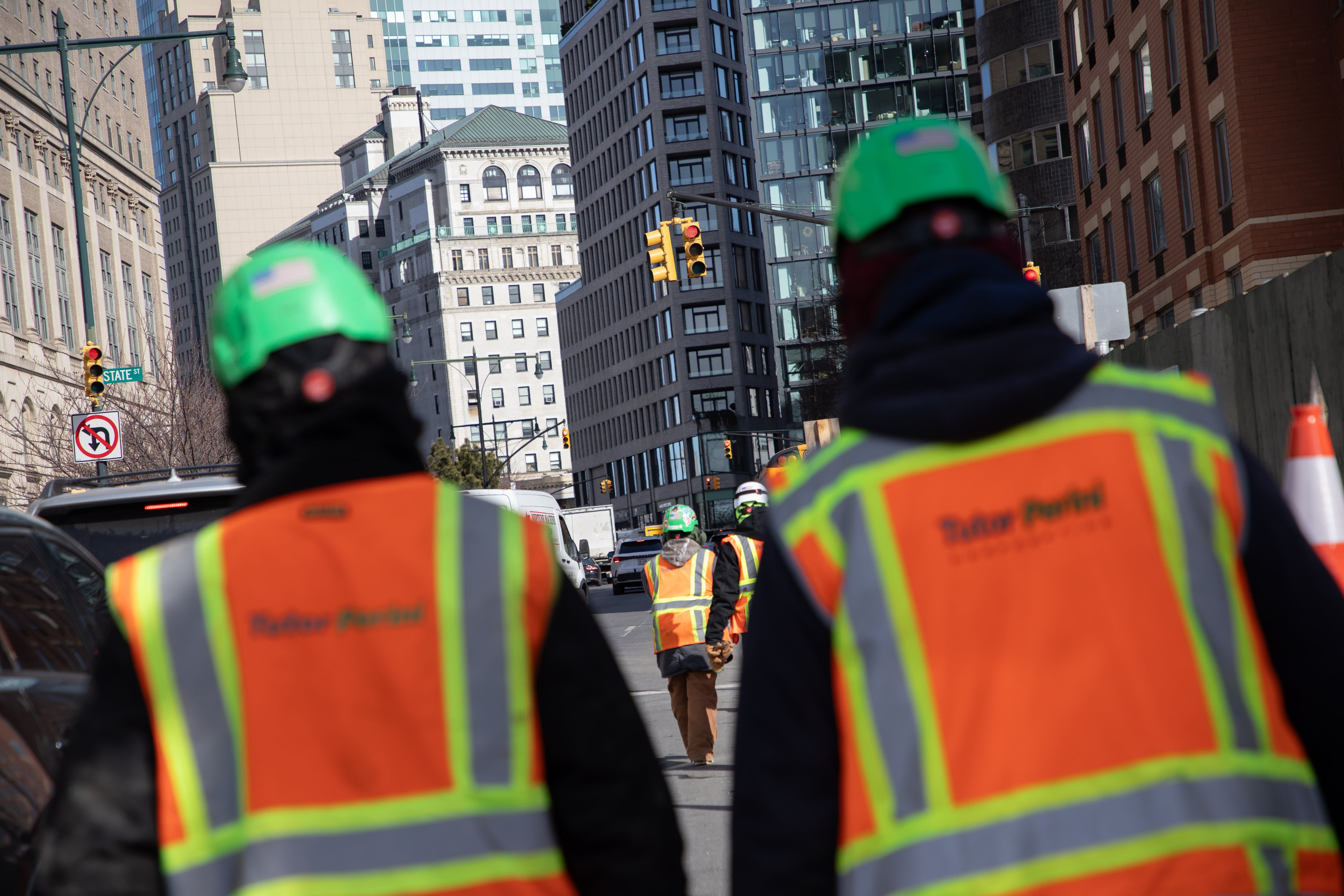 Trabajadores en una obra en construcción en Brooklyn, Nueva York, el pasado 5 de febrero.