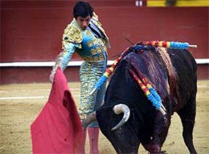 Un derechazo de Vicente Barrera al segundo toro de la tarde.