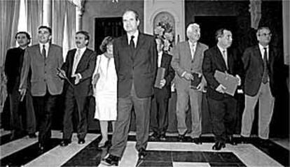 El presidente de la Junta, Manuel Chaves, junto a los otros firmantes del Pacto Andaluz por el Libro.