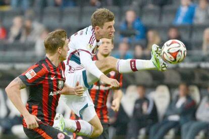 M&uuml;ller controla un bal&oacute;n por lo alto.