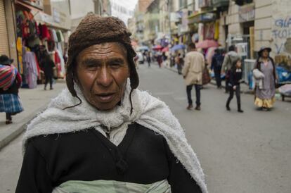 An pueden verse aparapitas de edad avanzada con sus manteles de lana de oveja por la ciudad de La Paz. Hasta principios del siglo XXI, vestan con sacos hechos a base de retales de ropa usada, prensa que les populariz en algunos conocidos escritos de la literatura boliviana como la novela 'Felipe Delgado'.