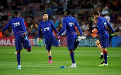 Lionel Messi calienta junto a varios compañeros antes del partido.