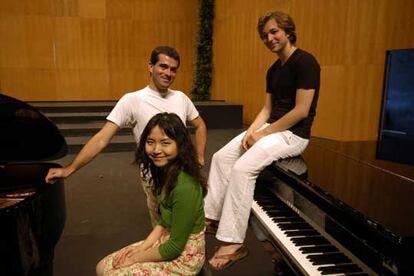 Los finalistas del concurso de piano: la china Jie Chen, el italiano Alberto Nosè y, sentado sobre el piano, el alemán Herbert Schuch.
