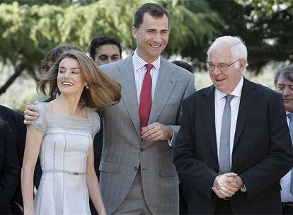 Los Príncipes de Asturias se ríen con el hasta hoy seleccionador nacional, Luis Aragonés.