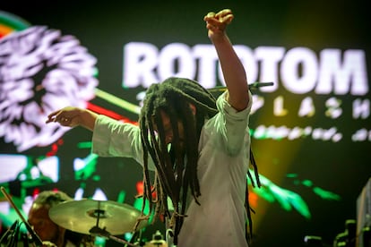 Julian Marley, hijo de Bob Marley, en pleno concierto la noche de domingo.