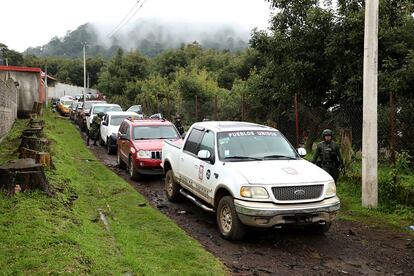 Un operativo contra el grupo de autodefensas de Pueblos Unidos, en el municipio Salvador Escalante, Michoacán (México), este sábado.