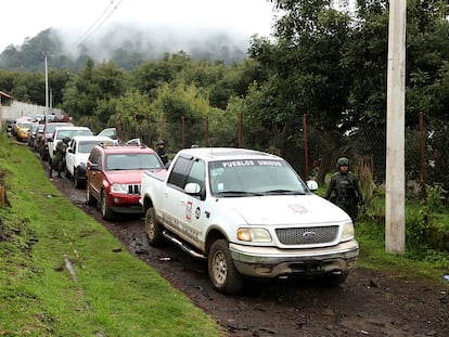 Un operativo contra el grupo de autodefensas de Pueblos Unidos, en el municipio Salvador Escalante, Michoacán (México), este sábado.