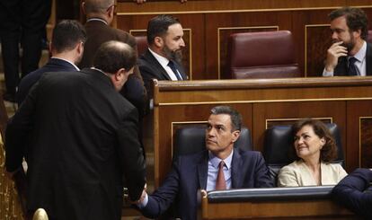 Oriol Junqueras saluda a Pedro Sánchez a su llegada a la sesión constitutiva de la nueva Cámara Baja.
POLITICA
Eduardo Parra - Europa Press