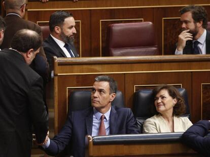Oriol Junqueras saluda a Pedro Sánchez a su llegada a la sesión constitutiva de la nueva Cámara Baja. 
 
 
 
 
 
 POLITICA 
 Eduardo Parra - Europa Press
 