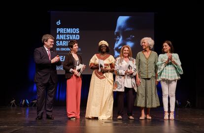 Los ganadores de la VII edición de los premios de Anesvad, junto con el alcalde de Bilbao y la directora de Anesvad, durante la entrega de los galardones en Bilbao.