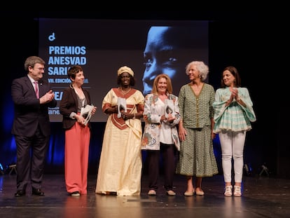 Los ganadores de la VII edición de los premios de Anesvad, junto con el alcalde de Bilbao y la directora de Anesvad, durante la entrega de los galardones en Bilbao.