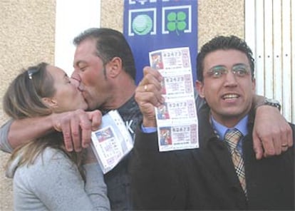 Agraciados con el primer premio de la lotería, con los décimos adquiridos en la administración número 1 de Cap de Pera en Mallorca.