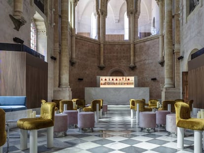 La capilla de The Jaffa tiene mármol travertino en damero en el suelo y sillas de Cini Boeri.