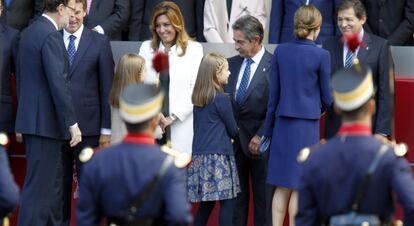 La Reina y sus hijas, seguidas del presidente del Gobierno, saludan a las autoridades.