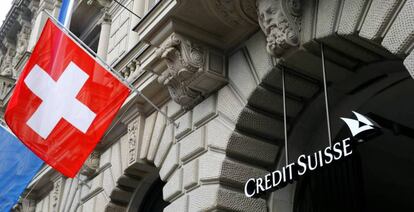 Bandera suiza junto a la sede de Credit Suisse, en la plaza Paradeplatz, en Zúrich.