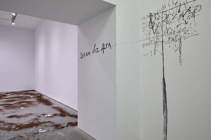 Instalación de Artur Barrio para la exposición 'Experiencias y situaciones' en el Reina Sofía.