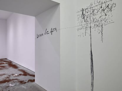 Instalación de Artur Barrio para la exposición 'Experiencias y situaciones' en el Reina Sofía. 