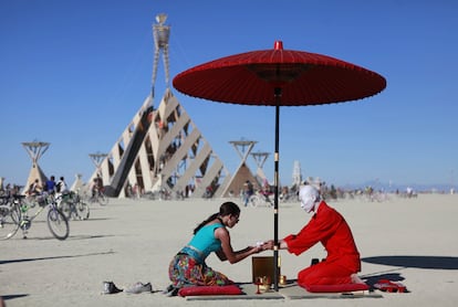 Anderson takes part in tea ceremony with Hamazaki during Burning Man 2011 "Rites of Passage" arts and music festival†in Black Rock desert of Nevada