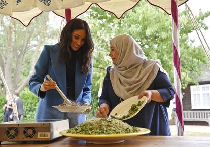 Meghan Markle junto a una mujer que forma parte del proyecto de cocina comunitaria.