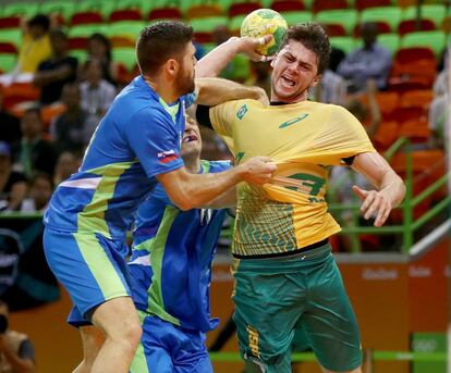 No handebol, os brasileiros caíram ante os eslovenos./