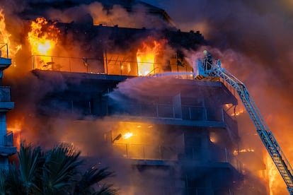 Un equipo de bomberos trabaja durante en el incendio.