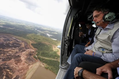 O presidente Jair Bolsonaro sobrevoa a área do desastre.